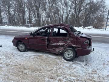 В Елецком районе в ДТП со световой опорой госпитализировали пассажирку  &laquo;Киа&raquo;, а в Хлевенском районе при ДТП с грузовиком погиб водитель иномарки!