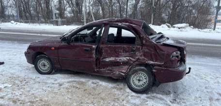 В Елецком районе в ДТП со световой опорой госпитализировали пассажирку  &laquo;Киа&raquo;, а в Хлевенском районе при ДТП с грузовиком погиб водитель иномарки!