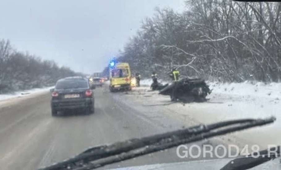 После столкновения с фурой легковушку разорвало на части в Липецкой области!
