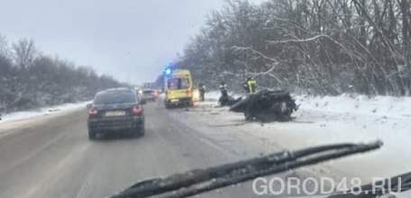 После столкновения с фурой легковушку разорвало на части в Липецкой области!