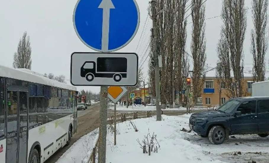 Новые дорожные знаки появляются на всех улицах Ельца, вместо старых