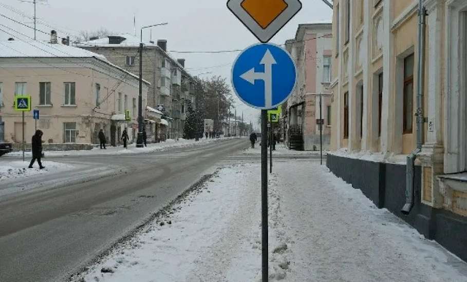 Новые дорожные знаки появляются на всех улицах Ельца, вместо старых
