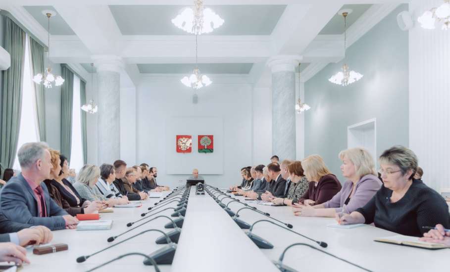 Игорь Артамонов: &laquo;Провёл совещание по одной из самых масштабных задач на этот год. Впервые будем одновременно ремонтировать 36 школ&raquo;