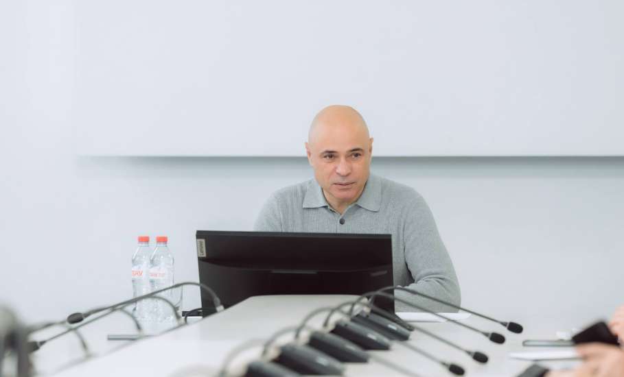 Игорь Артамонов: &laquo;Провёл совещание по одной из самых масштабных задач на этот год. Впервые будем одновременно ремонтировать 36 школ&raquo;