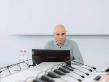 Игорь Артамонов: &laquo;Провёл совещание по одной из самых масштабных задач на этот год. Впервые будем одновременно ремонтировать 36 школ&raquo;