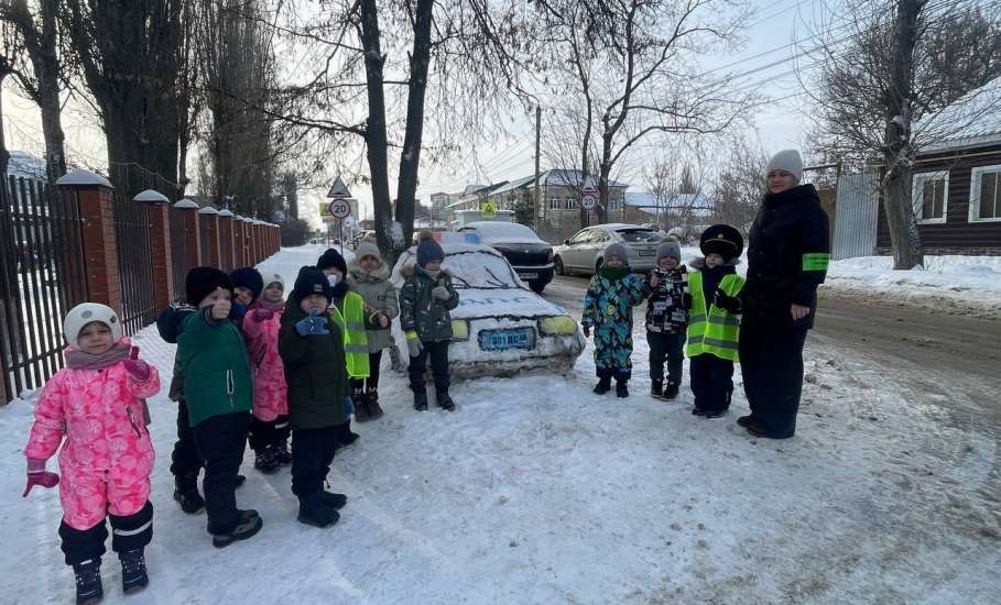 Снежная машина ДПС привлекла внимание к безопасности!