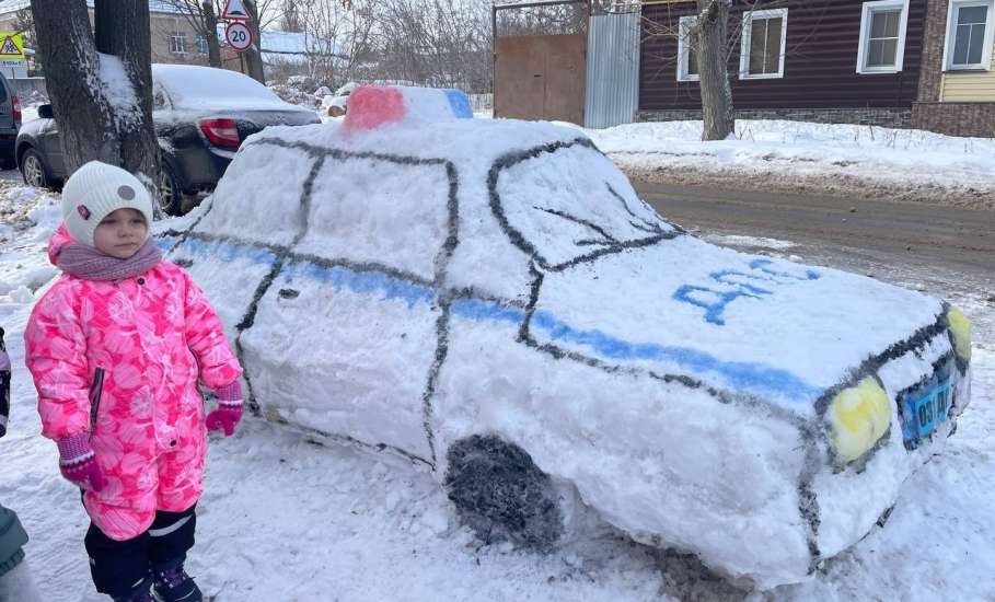 Снежная машина ДПС привлекла внимание к безопасности!