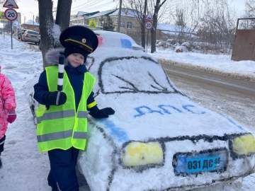 Снежная машина ДПС привлекла внимание к безопасности!
