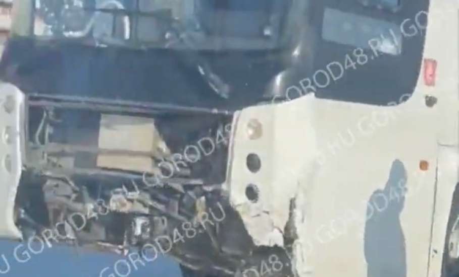 Междугородний автобус и легковушка столкнулись в селе Талица!