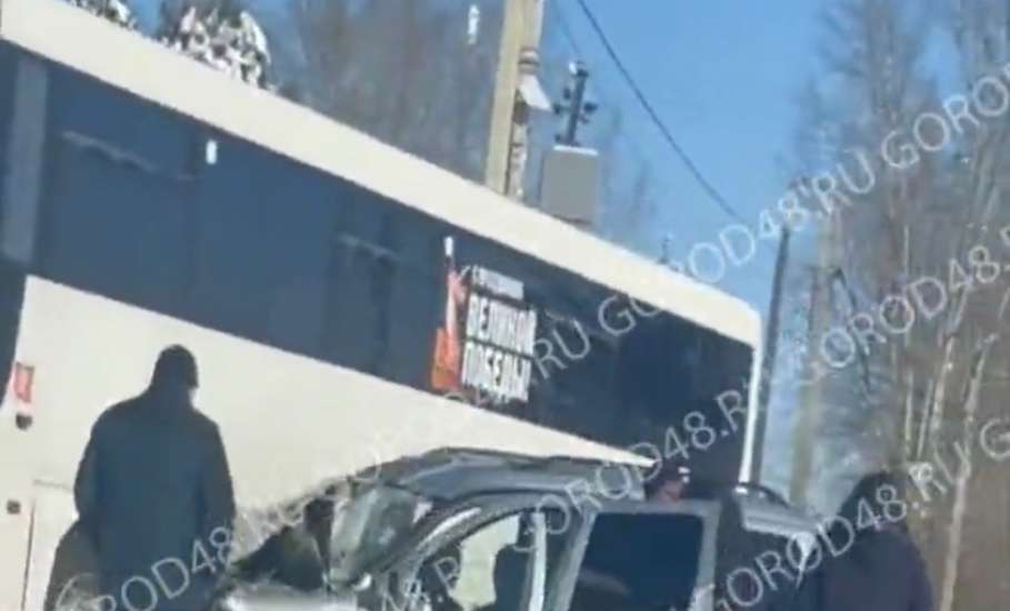 Междугородний автобус и легковушка столкнулись в селе Талица!