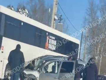 Междугородний автобус и легковушка столкнулись в селе Талица!