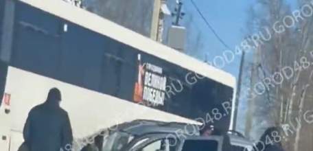 Междугородний автобус и легковушка столкнулись в селе Талица!