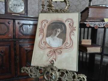 Ко дню рождения мамы Н.Н.Жукова Валентины Яковлевны в музее работает выставка редкого экспоната