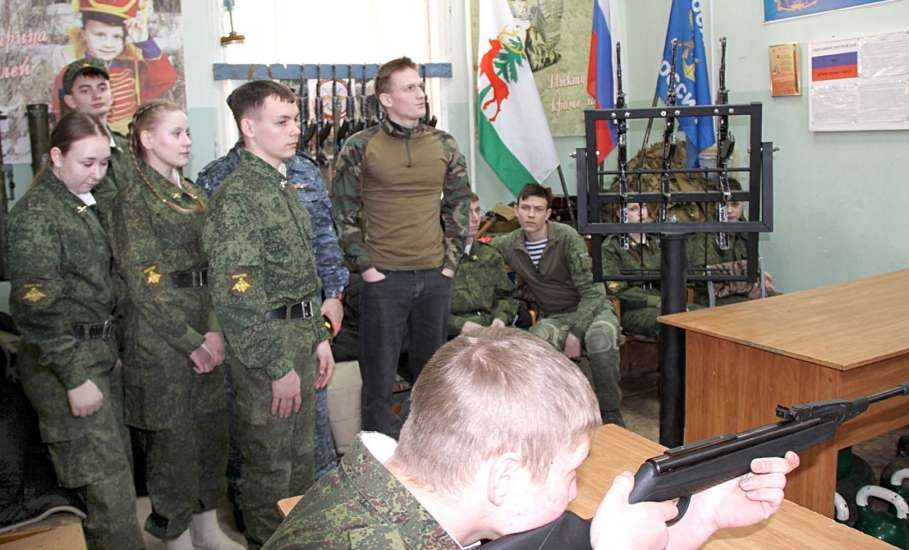 Студенты ЕТЖТ постреляли из &laquo;воздушки&raquo; в Ельце