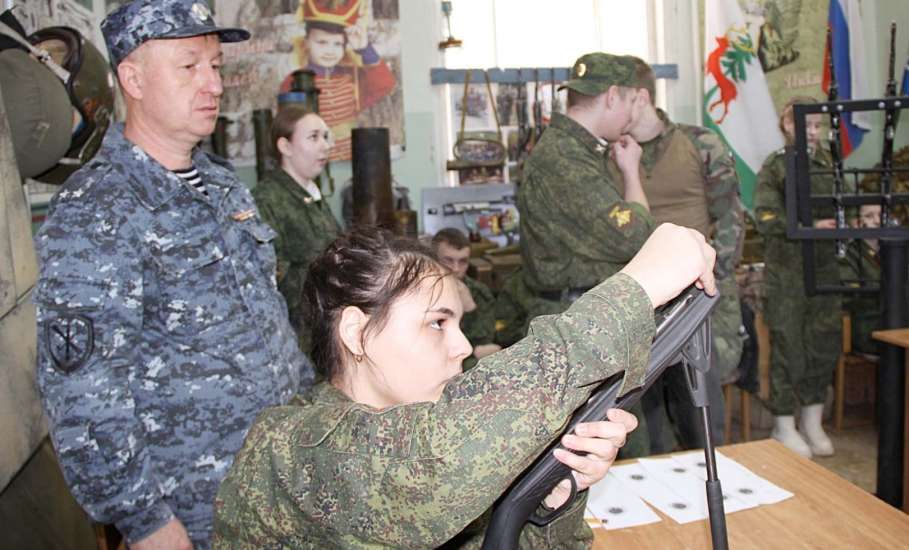 Студенты ЕТЖТ постреляли из &laquo;воздушки&raquo; в Ельце