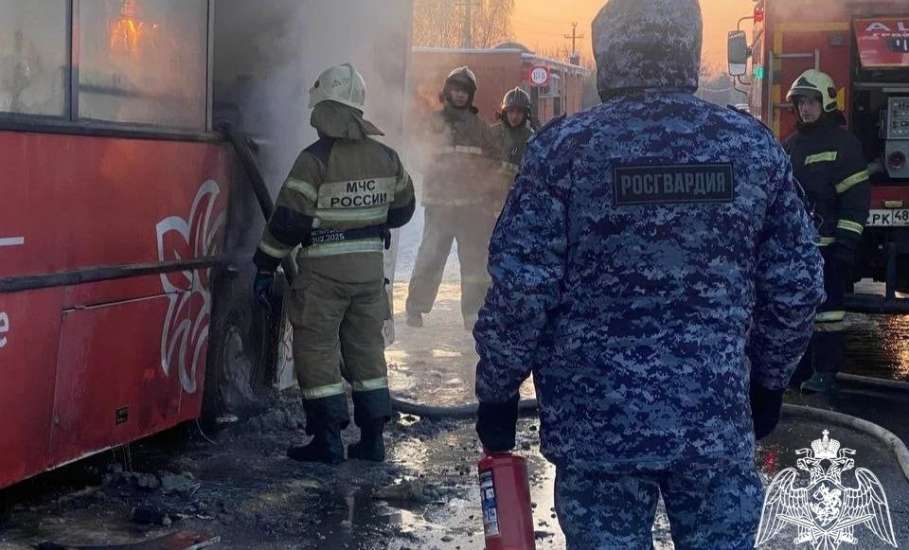 В Грязях росгвардейцы спасли пассажиров из горящего автобуса!