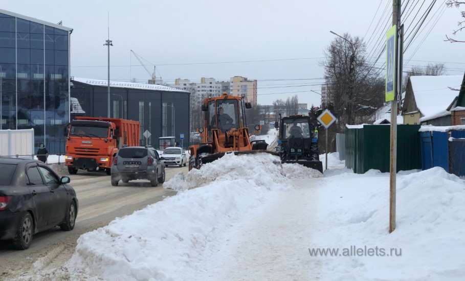 По улице Героев в Ельце сегодня вывозили снег
