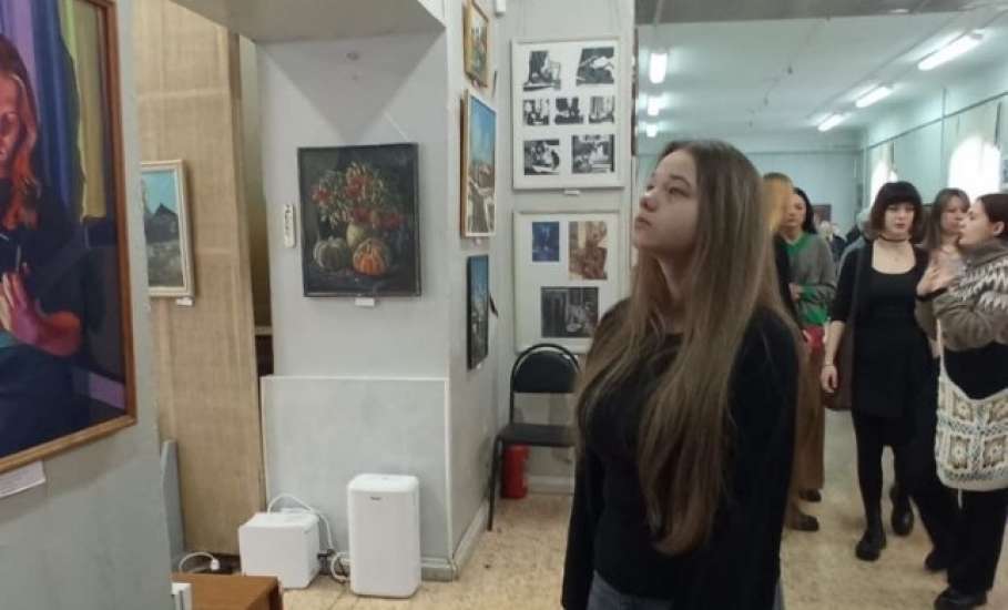 Ежегодная выставка студентов и преподавателей ЕГКИ им. Т. Н. Хренникова прошла в Ельце