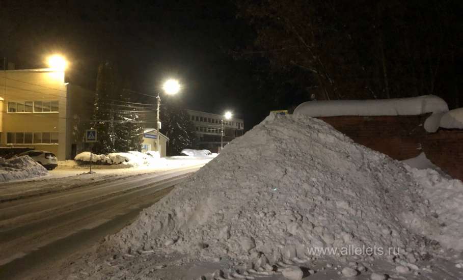 Знаменитая куча снега по улице Свердлова. Она появилась! Впрочем последние 5 лет она всегда появлялась по зиме.)