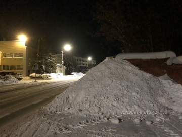 Знаменитая куча снега по улице Свердлова. Она появилась! Впрочем последние 5 лет она всегда появлялась по зиме.)