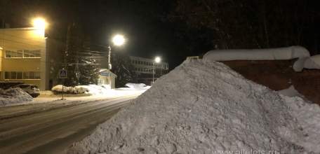 Знаменитая куча снега по улице Свердлова. Она появилась! Впрочем последние 5 лет она всегда появлялась по зиме.)