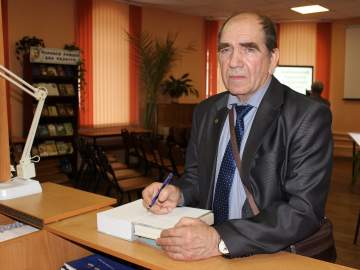 Роман-трилогию &laquo;Родом из Веселовки&raquo; получила Центральная городская библиотека им. М. Горького в подарок от автора Александра Викторовича Колесника