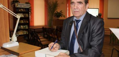 Роман-трилогию &laquo;Родом из Веселовки&raquo; получила Центральная городская библиотека им. М. Горького в подарок от автора Александра Викторовича Колесника