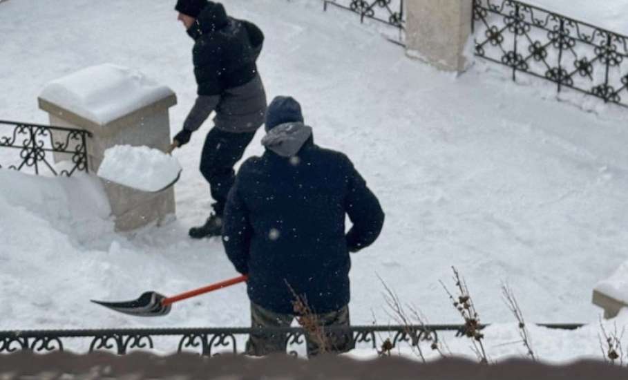 В Знаменском женском монастыре прихожане помогали убирать снег