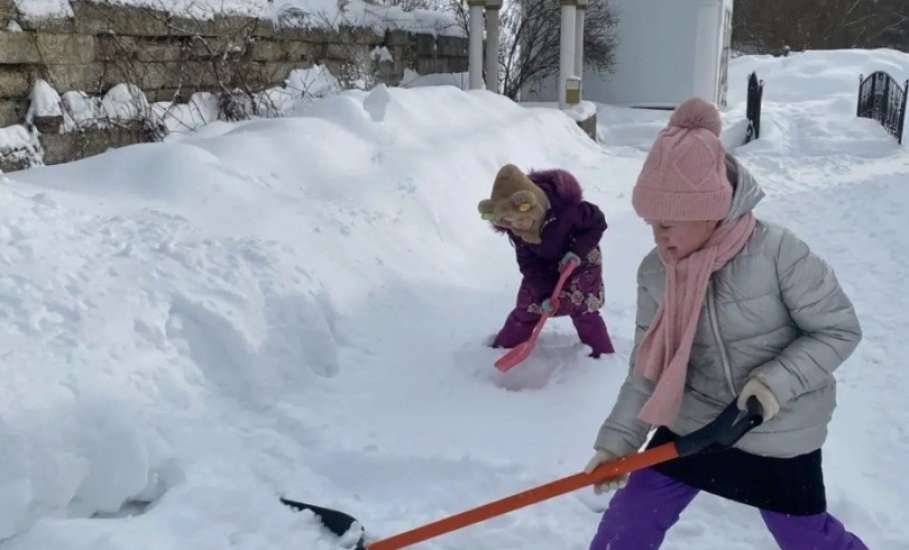 В Знаменском женском монастыре прихожане помогали убирать снег