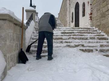 В Знаменском женском монастыре прихожане помогали убирать снег