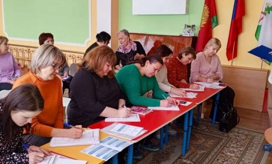 Вчера в детсаду №46 Ельца "Дружные ребята" был проведен семинар конкурса "Воспитатель года - 2026"