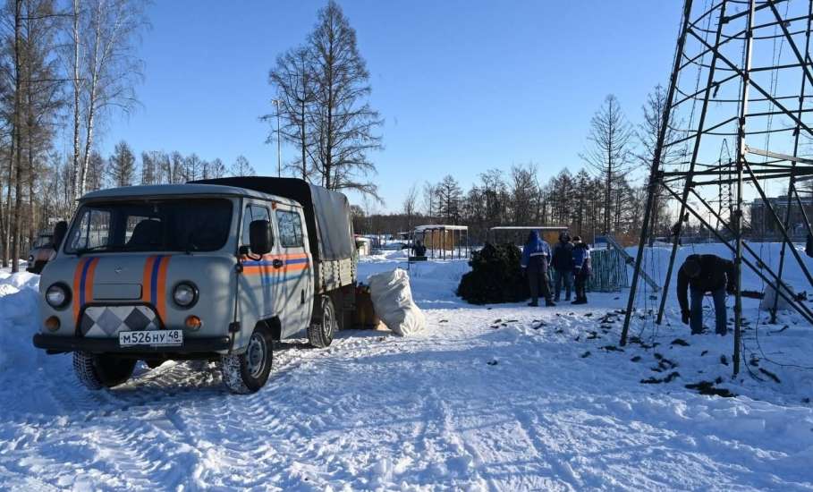 Специалисты АСС убирают новогодние украшения с улиц города Ельца