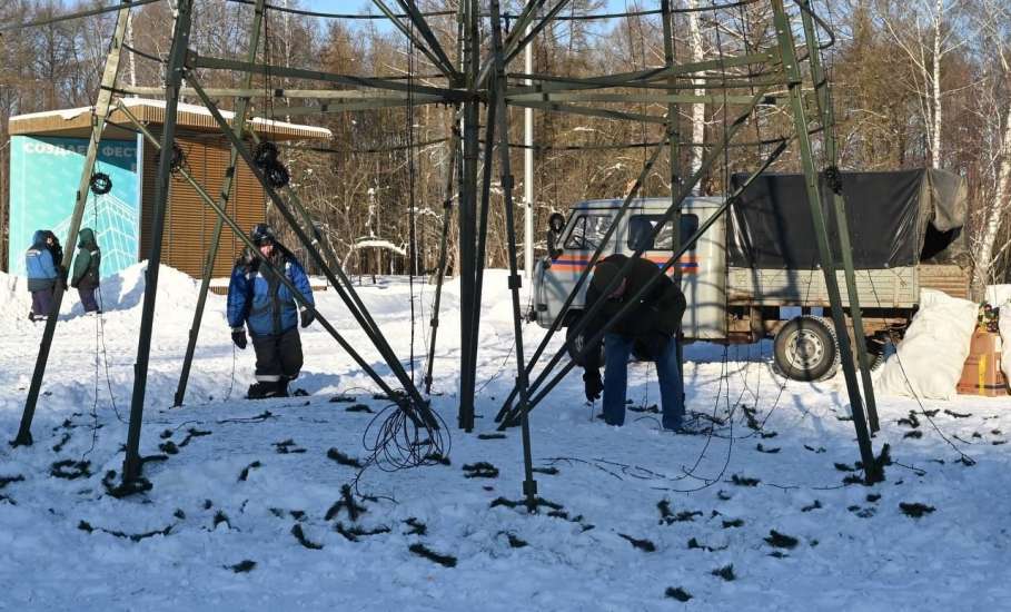 Специалисты АСС убирают новогодние украшения с улиц города Ельца