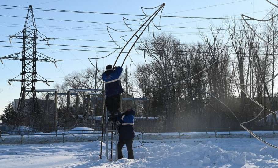 Специалисты АСС убирают новогодние украшения с улиц города Ельца
