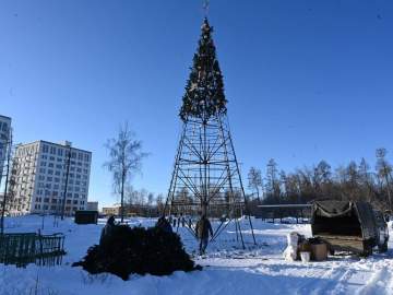 Специалисты АСС убирают новогодние украшения с улиц города Ельца