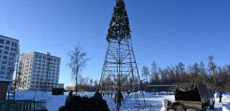 Специалисты АСС убирают новогодние украшения с улиц города Ельца