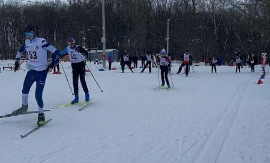 На Лыжной базе в Ельце сегодня прошли соревнования по лыжным гонкам