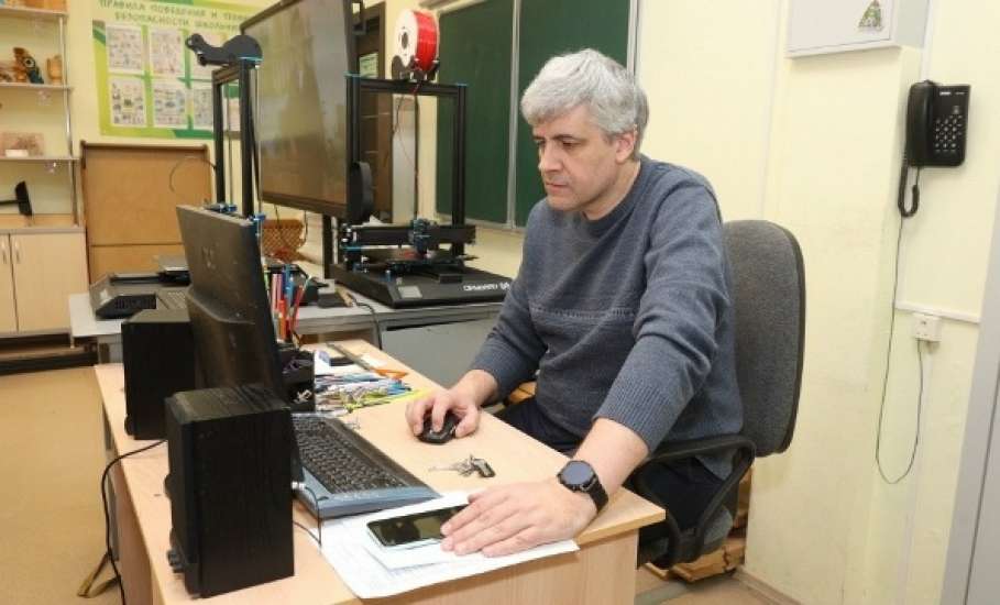 В Госдуме предложили снять с учителей обязанность проверять домашние задания