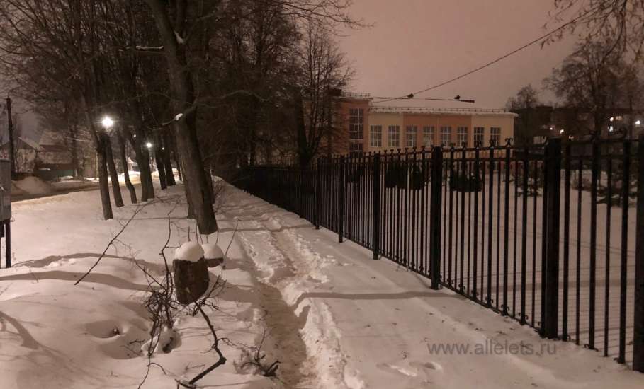 Почему в Ельце у школы не расчищен от снега тротуар?!