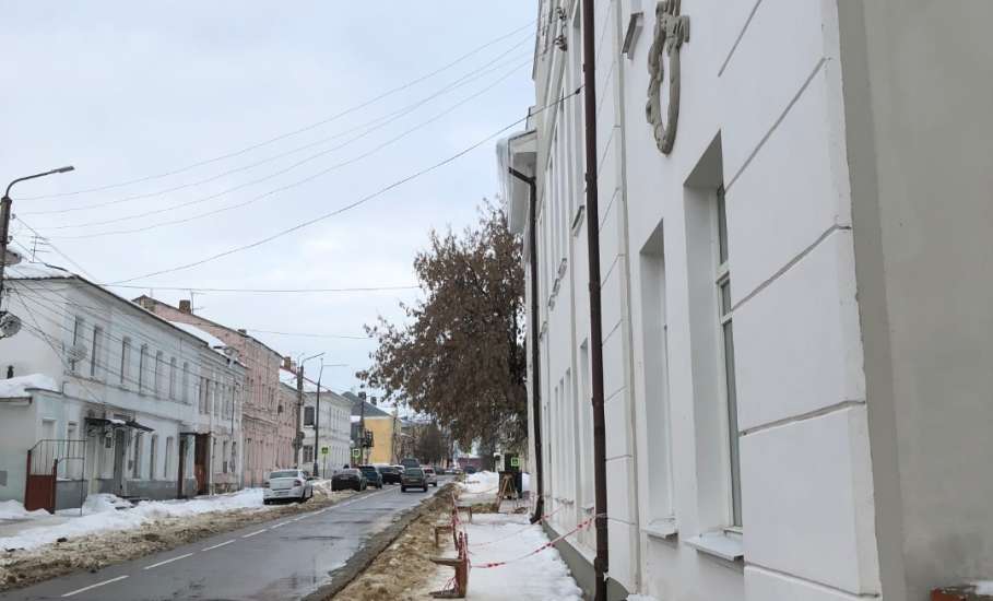 Опасные сосульки в Ельце нависли над головами горожан!