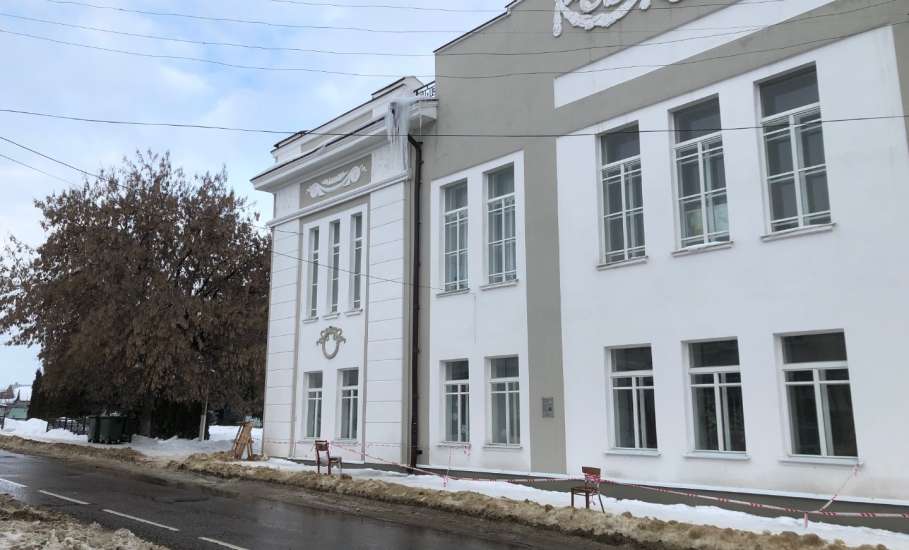 Опасные сосульки в Ельце нависли над головами горожан!