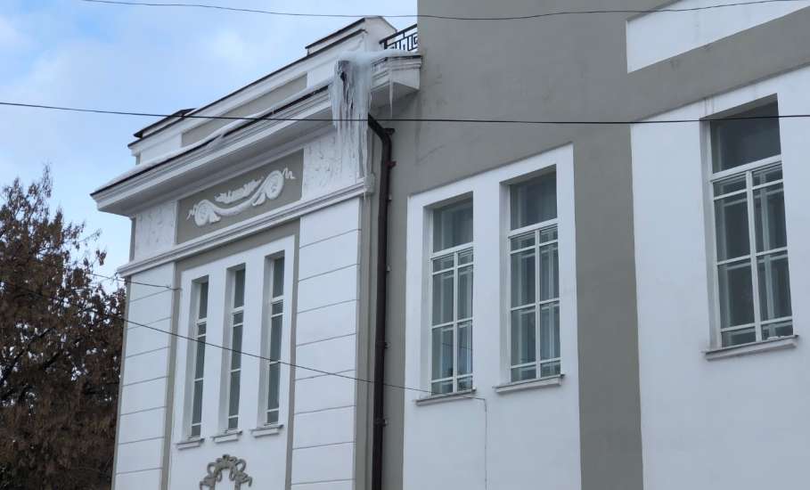 Опасные сосульки в Ельце нависли над головами горожан!