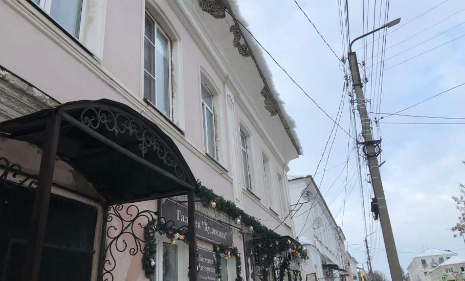 Опасные сосульки в Ельце нависли над головами горожан!