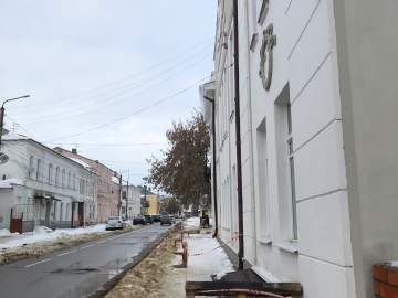 Опасные сосульки в Ельце нависли над головами горожан!