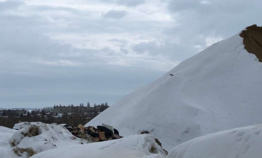 А почему лежат кучи мусора на предприятии по улице Костенко в Ельце?!