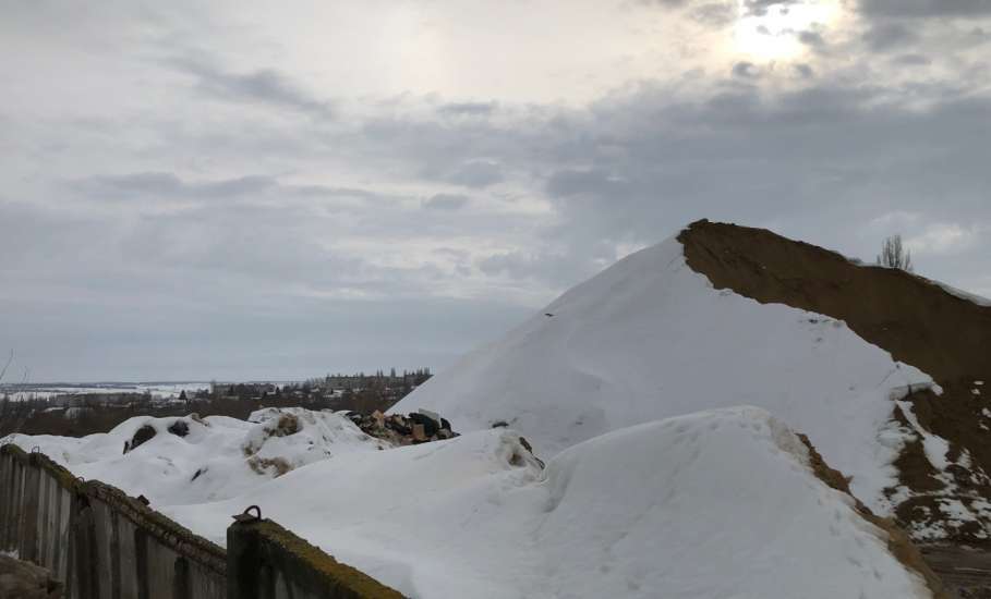 А почему лежат кучи мусора на предприятии по улице Костенко в Ельце?!