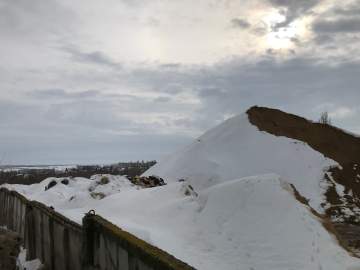 А почему лежат кучи мусора на предприятии по улице Костенко в Ельце?!