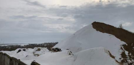 А почему лежат кучи мусора на предприятии по улице Костенко в Ельце?!