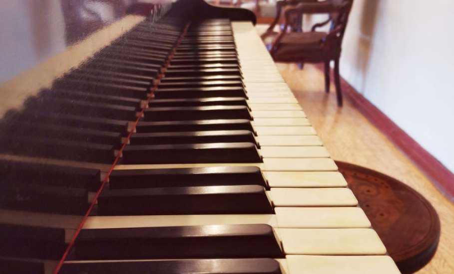 Художественный музей Ельца приглашает 15 февраля в 14ч на встречу  "Клуба при свечах"