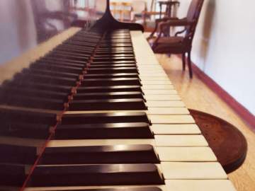 Художественный музей Ельца приглашает 15 февраля в 14ч на встречу  "Клуба при свечах"